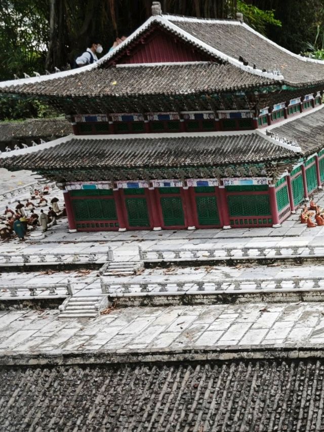 130 Replicas of World Wonders squeezed