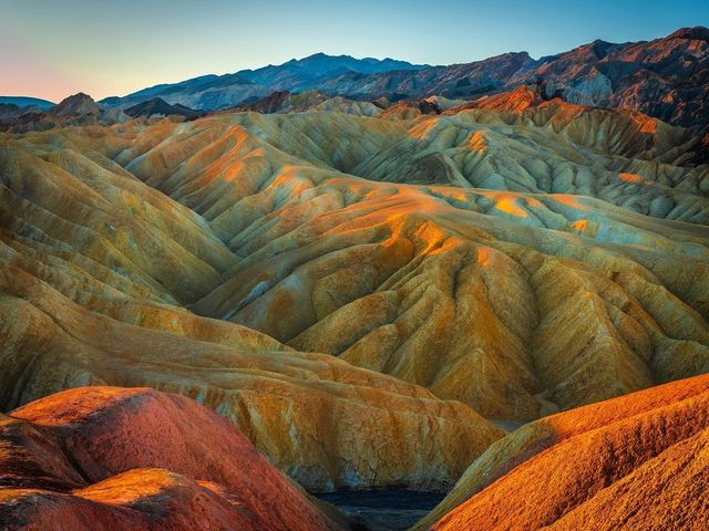 Zabriskie Point有著甘肅張掖七彩丹霞的感覺