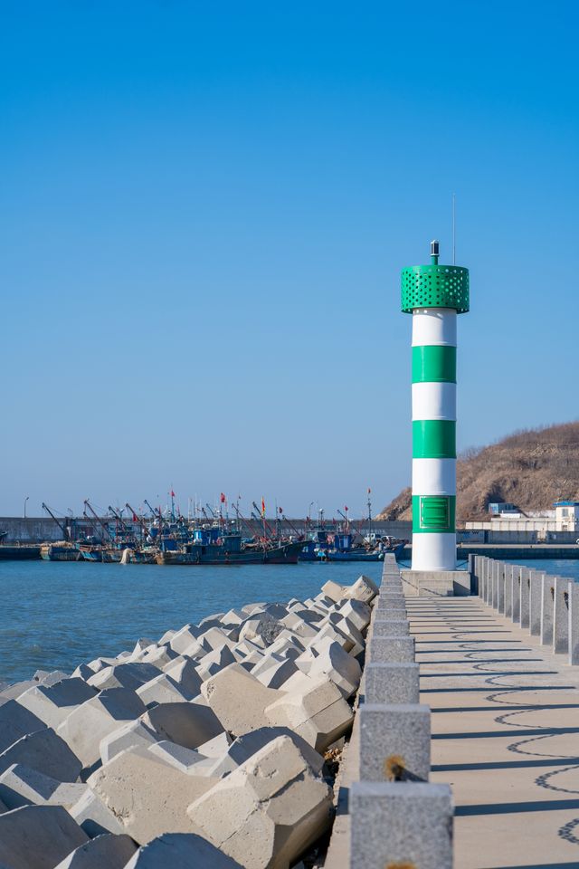 在大連打卡電影同款的綠色燈塔