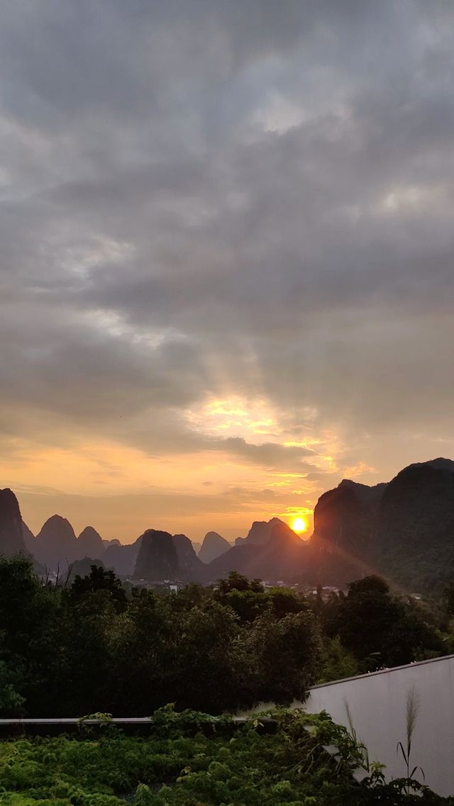 在桂林陽朔的一家酒店，竟然被酒店管家硬拉著出去玩