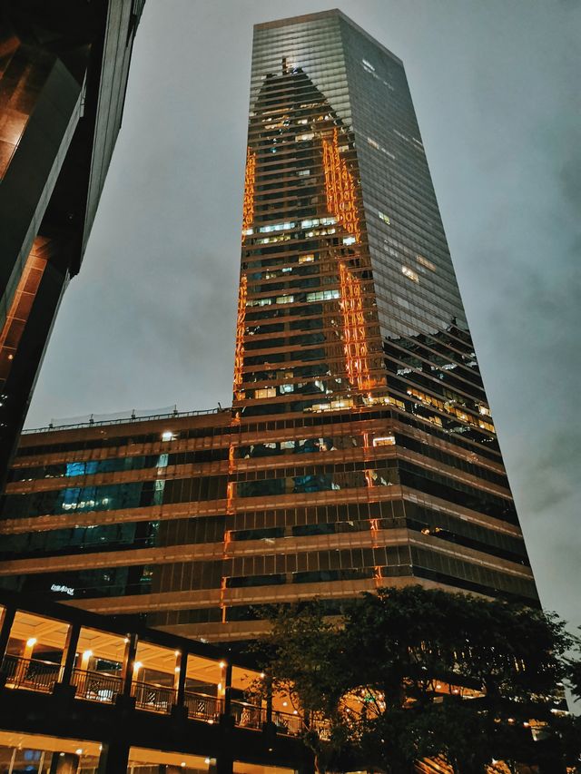 全球追秋丨繁華迷幻的香港雨夜，賽博朋克之城