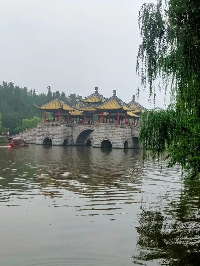 สะพานบัวของสวนสาธารณะเซียวซีหูในเมืองหยางโจว