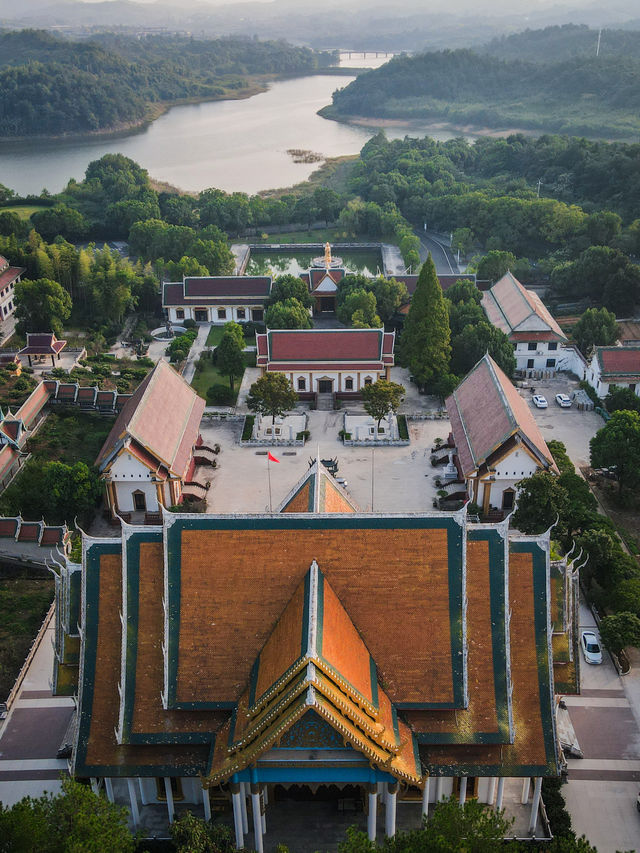 大城市太擁擠，不如約上閨蜜好友去小城反向旅行