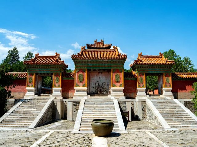 清東陵位於河北省唐山市，國家5A級旅遊景區，中國現存規模最宏大、體系最完整、布局最得體的帝王陵墓建築群，世界文化遺產之一