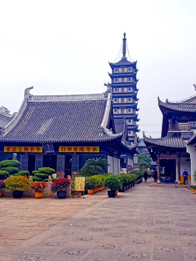 真如鎮，雖陷水泥森林中，唯這方淨土依舊