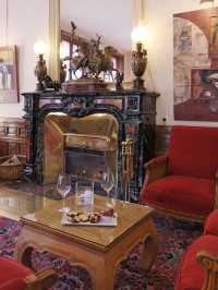 🏰✨ Carcassonne Charm: Discover Luxe Lodging! 🛎️🍇