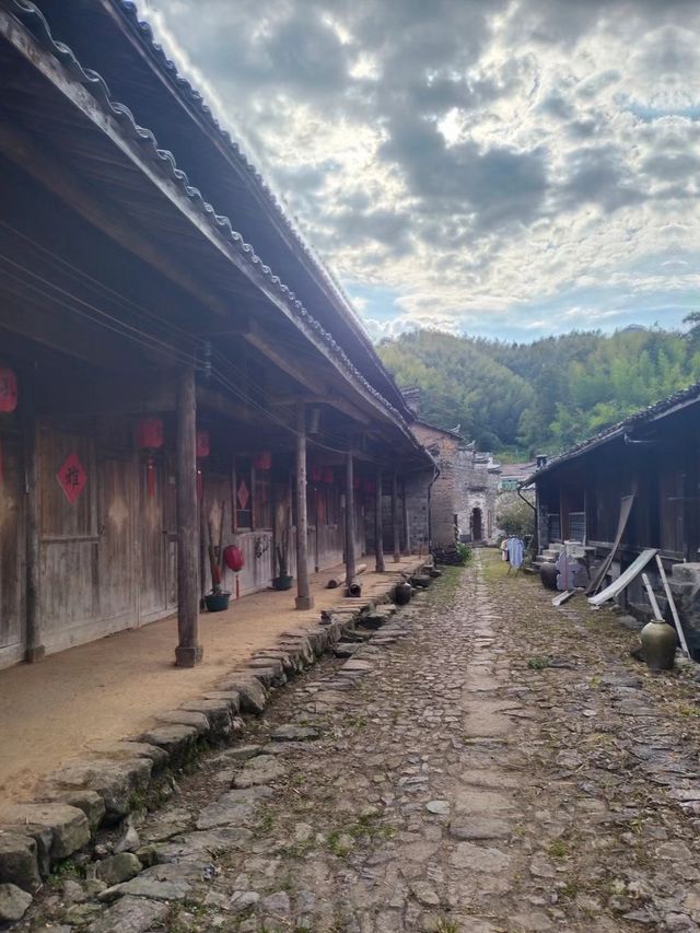 浙江古村落自駕遊~榉溪村 榉溪村位於浙江省金華市磐安縣南部，地處大盤山腹地，距離縣城安文38公里，榉溪。