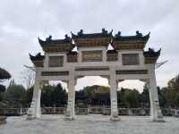 青浦大觀園係一座大型仿古園林建築，位於青商公路701號，坐落於淀山湖兩側，距離上海市中心六十五公里。