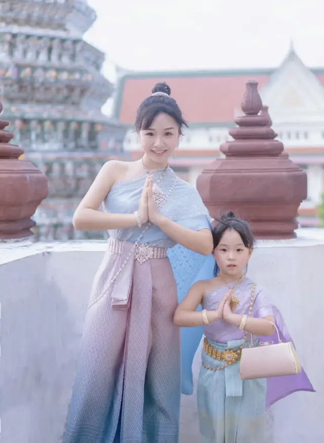 Chụp ảnh trang phục Thái Lan cùng con gái tại Wat Arun ở Bangkok, đẹp quá!