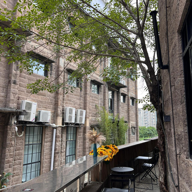 重慶又一個文藝打卡地❗️工業風拍照好好看||好久沒來，感覺又變好看了，更文藝一些le，開了許多漂亮小店，個個門口都出片