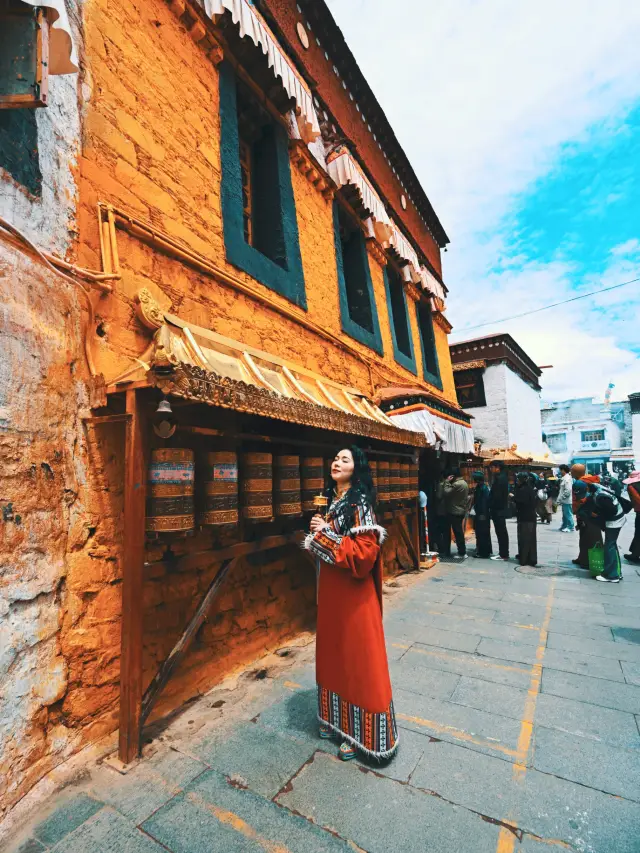 Tibetan Costume Experiences in Lhasa | Barkhor Street Guide