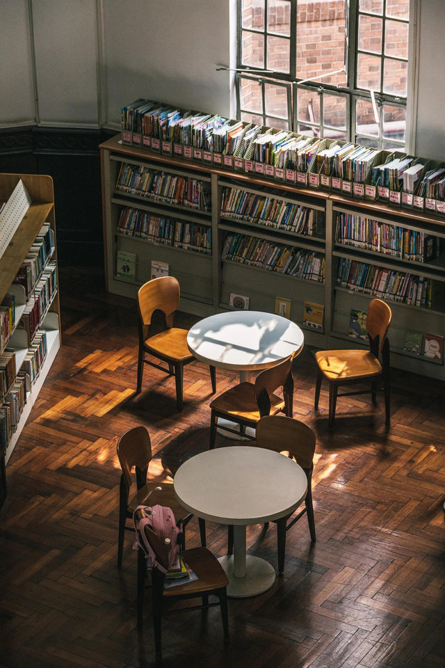 是紫玉蘭，不然我就錯過了這座民國圖書館