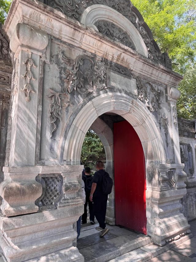 夏日恭王府：在時光褶皺中尋幽