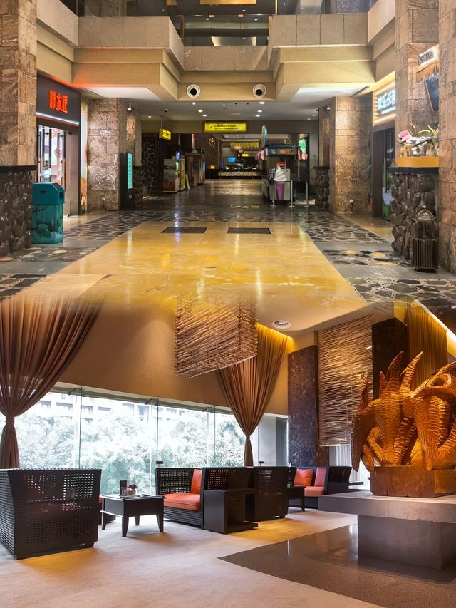酒店地處繁華地段，鄰近多個旅遊景點，親子度假首選之地