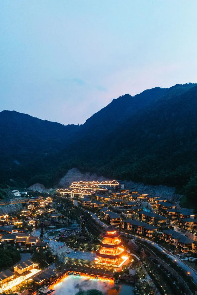 葛仙村遊玩攻略  
一、行程概覽  
上饒三清山機場 → 橙子酒店（師院店）入住 → 葛仙村夜遊  
葛仙村