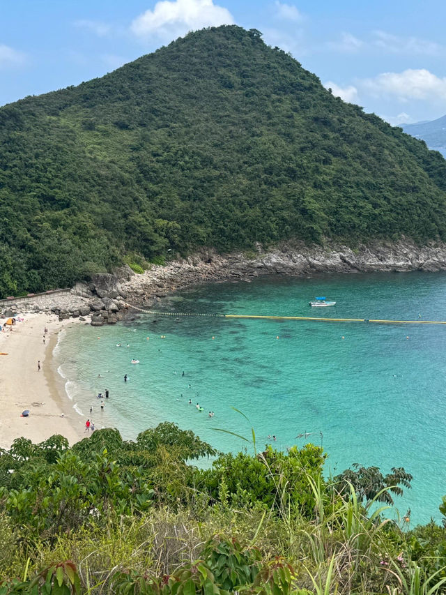 🌊香港西貢半月灣玻璃海打卡全攻略！這片藍美得像濾鏡開到最大💦