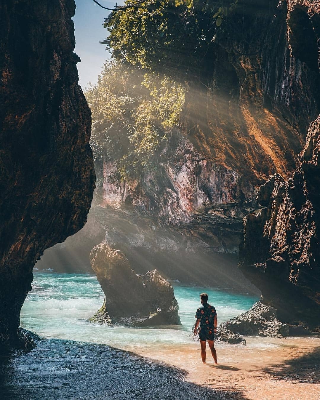 Tersembunyi di bawah tebing yang menjulang tinggi, Pantai Blue Point, juga dikenal sebagai Pantai Suluban, adalah surga selancar, bak batu safir yang terlindungi oleh laut. Lapisan batu kapur berpadu dengan air laut biru kehijauan menciptakan pemandangan yang unik. Saat air surut, Anda dapat menjelajahi gua-gua tersembunyi dan pantai-pantai kecil, menciptakan pengalaman yang benar-benar menantang!

🌊 Berselancar & Berfoto! Ini adalah pantai impian para peselancar, dengan ombaknya yang dinamis menghantam bebatuan. Pantai ini juga menjadi favorit para fotografer—baik menjelajahi gua-gua laut, memotret ombak dari dekat, maupun menikmati panorama, pemandangannya sungguh sempurna.

🏖️ Suasana matahari terbenam di kolam renang di puncak tebing: Kolam renang infinity di Blue Point Hotel, yang terletak di tebing, menghadap Samudra Hindia, dan matahari terbenam perlahan mewarnai air laut menjadi merah tua. Sungguh romantis!

📸 Sorotan • Eksplorasi gua laut: Masuki gua alami saat air surut dan abadikan foto cahaya dan bayangan yang memukau. • Pemandangan tebing: Nikmati pemandangan seluruh teluk dari atas dan berselancar. • Kolam renang infinity Blue Point Hotel: Nikmati matahari terbenam dan lautan bersama-sama.
💡 Tips • Waktu terbaik: Air surut (periksa tabel pasang surut terlebih dahulu). • Anda harus turun ke pantai melalui anak tangga tebing; disarankan untuk memakai sepatu yang nyaman. • Untuk menikmati matahari terbenam, nikmati pantai terlebih dahulu, lalu pergilah ke Blue Point Hotel untuk menikmati minuman dan pemandangan.
⚠️ Catatan • Berenang tidak disarankan karena ombaknya yang kuat. • Bebatuan di area gua licin, jadi berhati-hatilah saat berjalan. • Jam sibuk bisa ramai; datanglah lebih awal jika Anda ingin menikmati pemandangan.