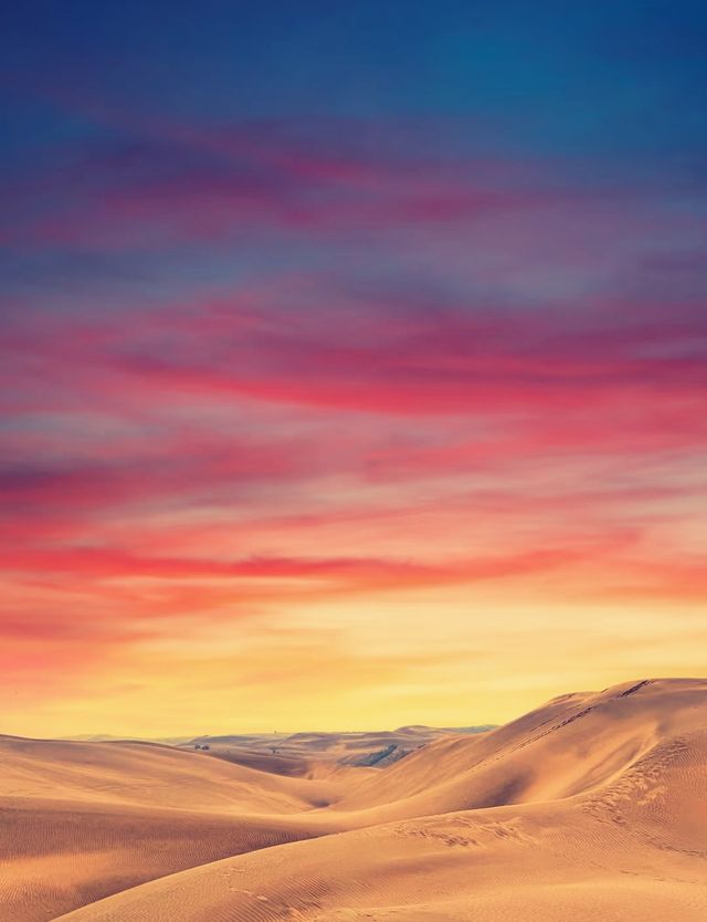 響沙灣一邊游泳一邊看沙海，魔幻到不行 