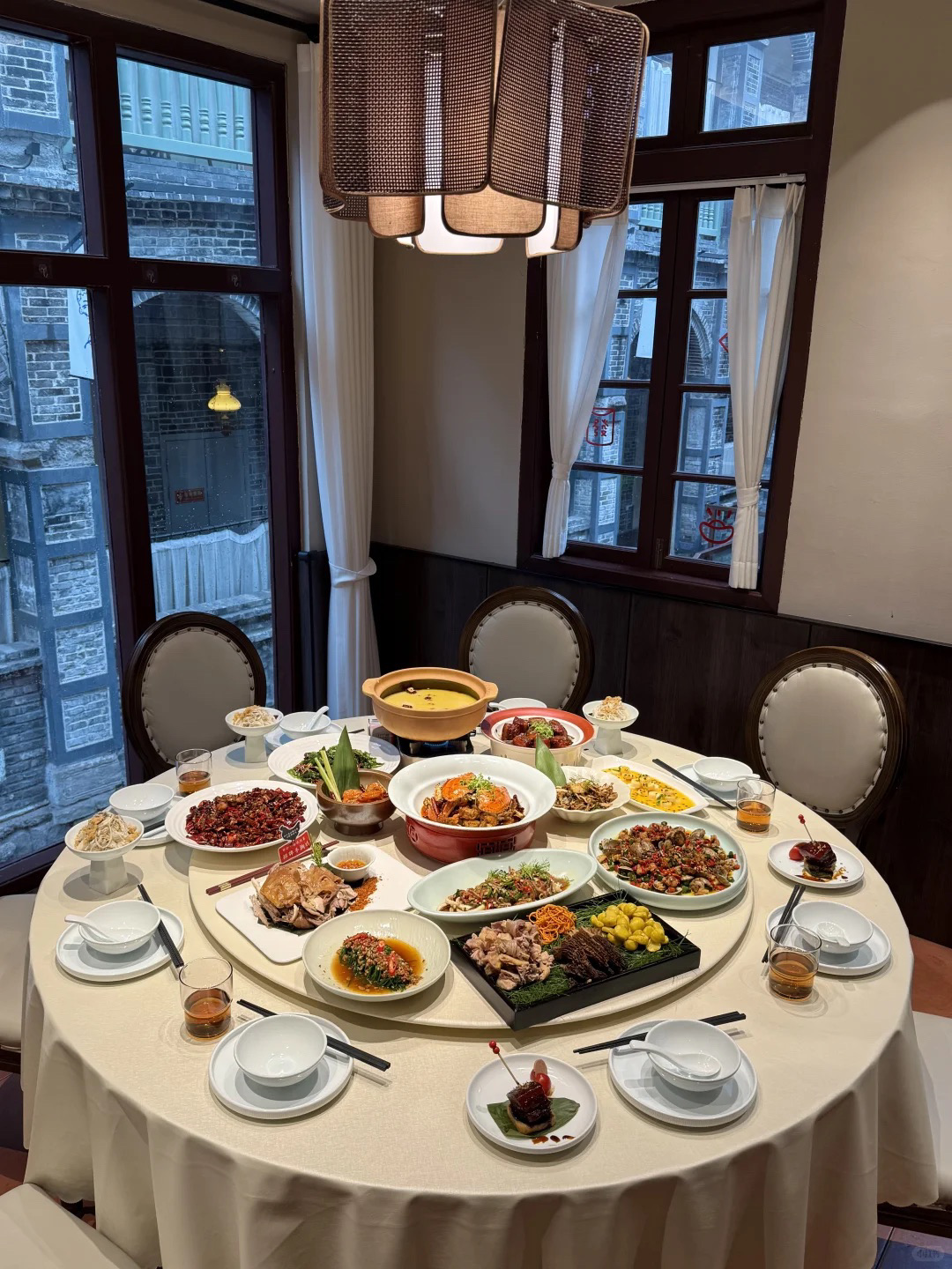 #September Good Places 2025
It was my first time to eat at the century-old house of Lu Zu Temple. It was an eye-opener! The environment is beautiful and rhythmic, whether you eat yourself or have a banquet, it is very appropriate. It has been listed in my private treasure shop✨
Their dishes are all handmade, and the ingredients are so thoughtful! The spicy chicken is so fragrant that you can smell it a few meters away. It's crispy and delicious😋 The weather is cold now, hot pot is the best! With chestnuts, mushrooms and chicken, the soup is so fresh that I want to drink three bowls in a row, and I will feel warm after drinking it
There is also the must-order mint beef jerky, the beef is chewy, the more chewy the more fragrant; the sauce stir-fried mountain wild mushrooms super rice, eat a Yunnan flavor, so good to stop!
Friends who are near Liberation Monument should try this "Old World Sichuan Cuisine"! Next time I meet family or friends for dinner, I will definitely come again ~🙋 ♀️