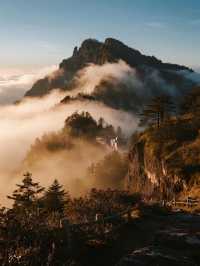 聖堂山的秋天，是離天最近的五彩畫卷