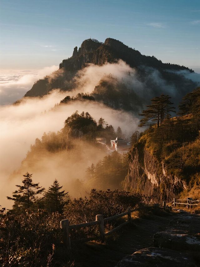 聖堂山的秋天，是離天最近的五彩畫卷