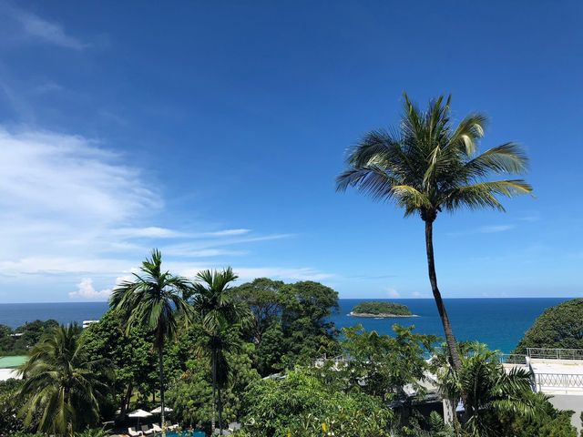 安達曼卡納希爾度假村：山中海景 安達曼卡納希爾度假村位於布吉島卡塔海灘的一處山坡上，地址是2