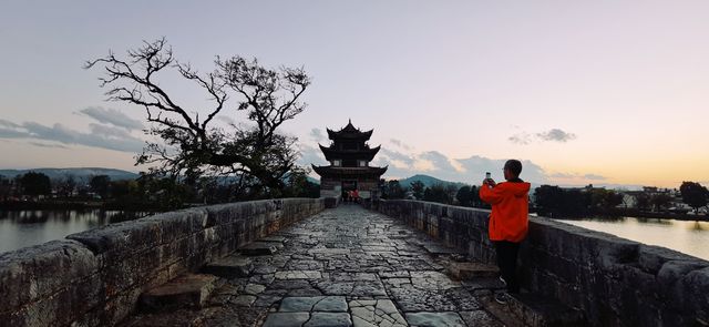 雙龍臥波,夕陽下的建水十七孔橋。 雙龍臥波,夕陽下的建水十七孔橋。