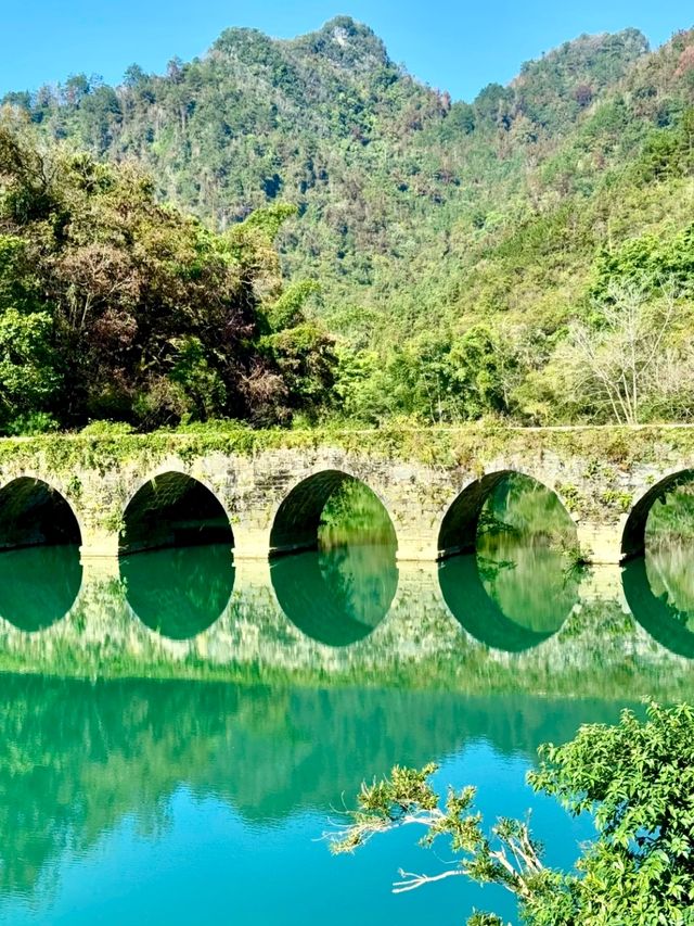 荔波小七孔3小時快速玩!! 我們提前一晚入住的施柏閣酒店~ 酒店VIP入口出發 步行至大七孔古橋 荔波小七孔3小時快速玩!! 我們提前一晚入住的施柏閣酒店~ 酒店VIP入口出發 步行至大七孔古橋