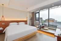 堂安侗寨這家觀景民宿直接把「住進風景裡」