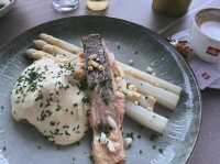 荷蘭羊角村一日遊全攻略坐船賞童話小鎮 品嚐美味三文魚