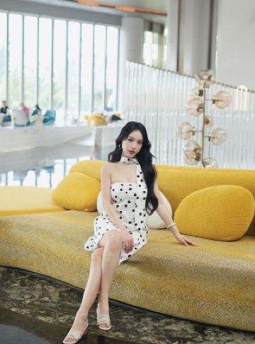 Seaside Diary in the Third Month of the Lunar New Year: Swimming Pool Under the Moon, Sleeping on the Waves