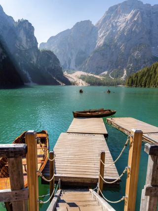 โดโลไมต์ (The Dolomites): แสงเรืองรองอาบยอดเขาและการพักผ่อนแบบไม่เร่งรีบ 。