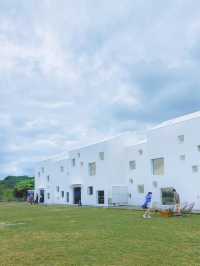 《屏東》墾丁海景第一排純白建築和稻草卷-草地餐桌實驗室