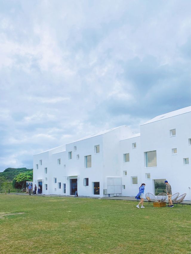 《屏東》墾丁海景第一排純白建築和稻草卷-草地餐桌實驗室