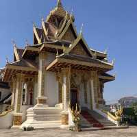 街中歩いてると突然現れる寺院っぽい柱！？Vientiane City Pillar (Hor Lak Muang)