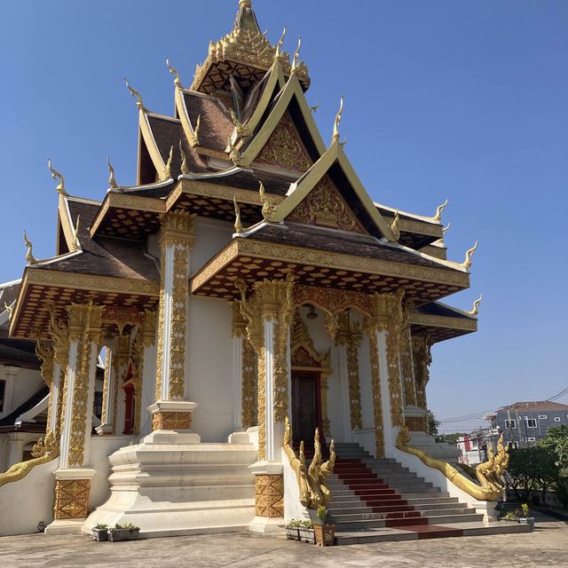 街中歩いてると突然現れる寺院っぽい柱！？Vientiane City Pillar (Hor Lak Muang)