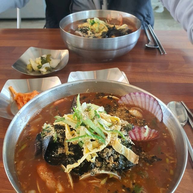 【束草グルメ】海のそばで食べるピリ辛海鮮カルグクス