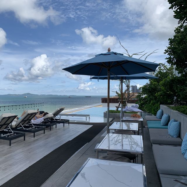 สระว่ายน้ำดาดฟ้าและrooftop bar, U Jomtian พัทยา