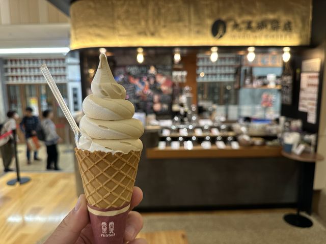 北海道・札幌。『丸美珈琲店 MARUMI COFFEE STAND』のスペシャリティコーヒーソフト