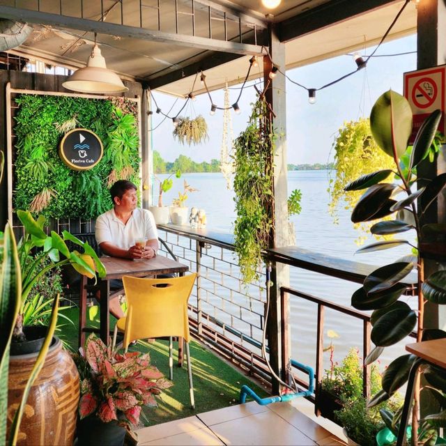 ร้านกาแฟริม​แม่น้ำบางปะกง