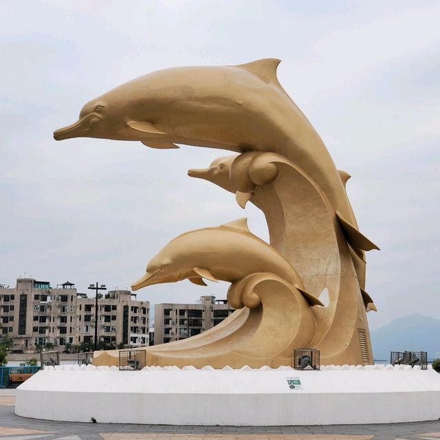 金色嘅海豚雕像，好靚呀😊