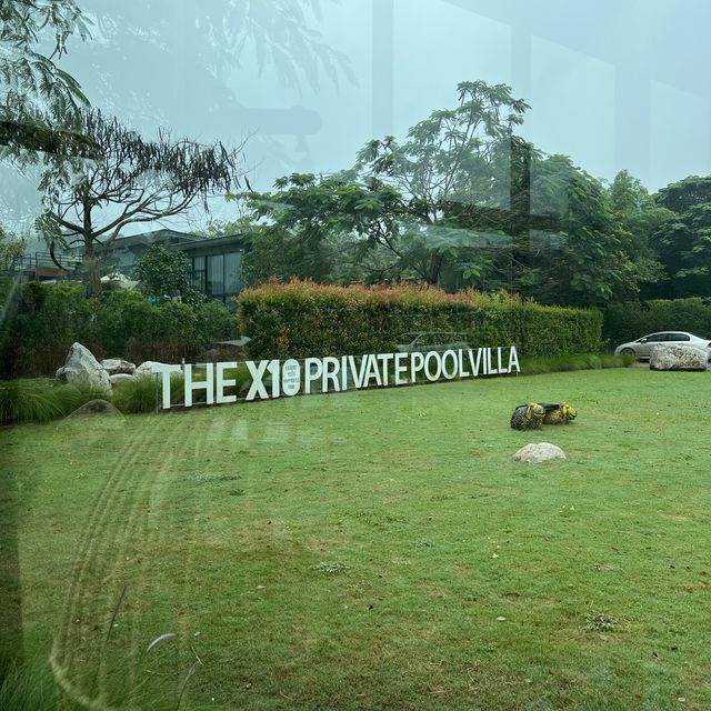 The X10 pool villa