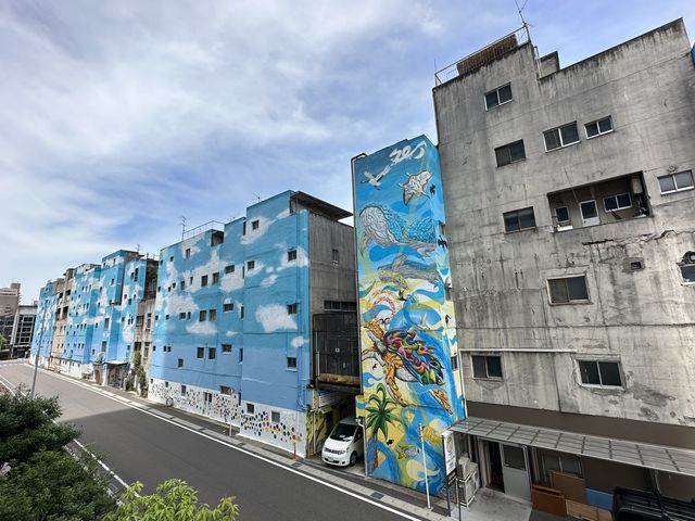 岐阜駅前。『問屋町ウォールアート』と駅前アーケードの問屋街
