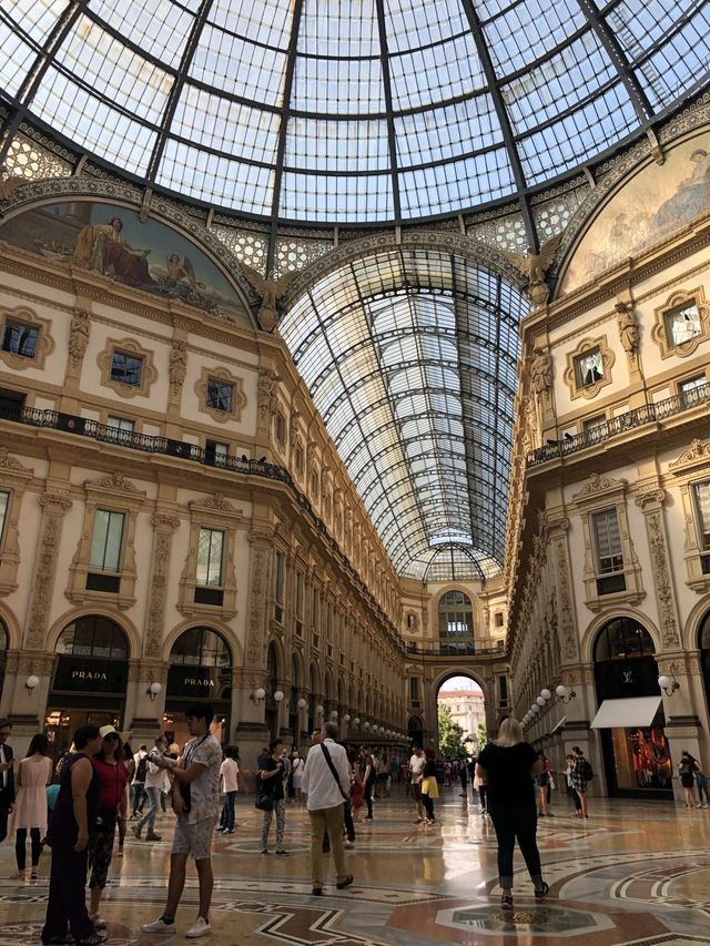 A SHOPPING MALL THAT LOOKS LIKE A MUSEUM 🇮🇹🛍️💸