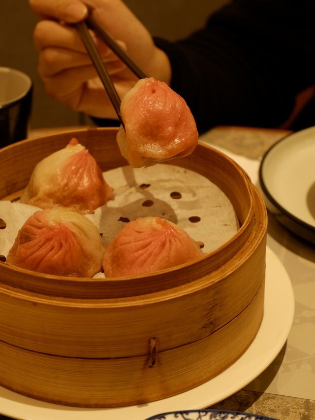 「屯門上海菜，蟹粉年糕和油爆蝦出色」