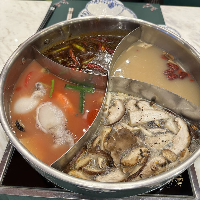 特色四格滋味鍋．足料火鍋湯底