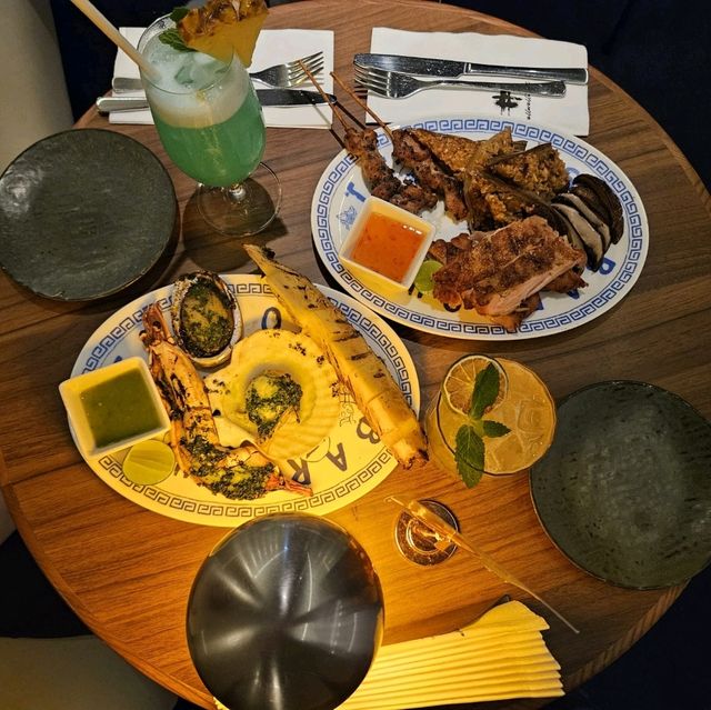 一間餐廳內有不同餐飲區域
