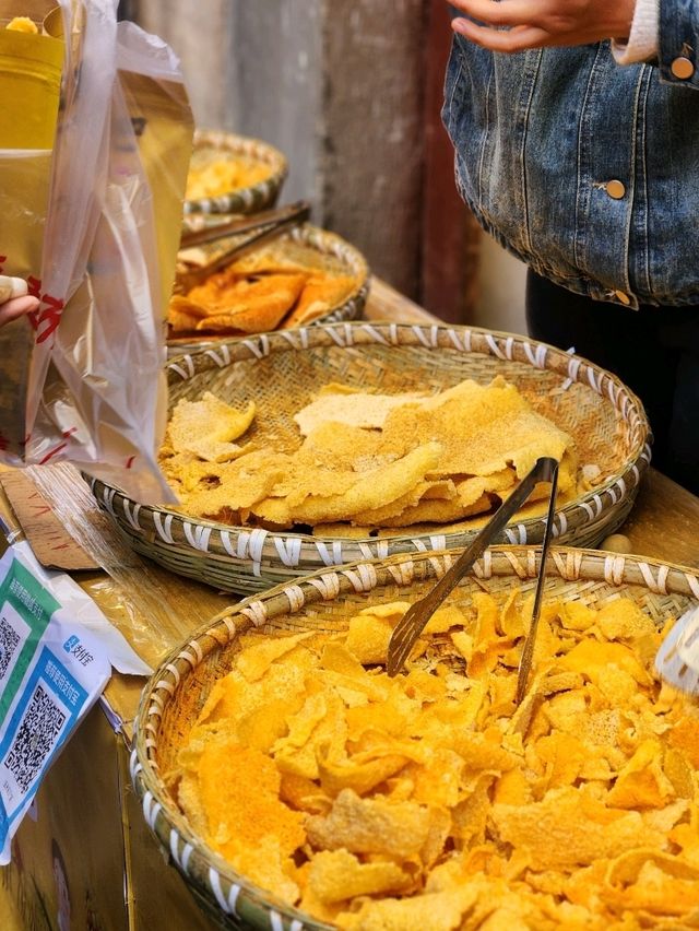 먹거리와 수공예품, 팔찌, 액세서리를 파는 백사고진