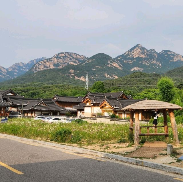 Eunpyeong hanok village with majestic Bukhansan view