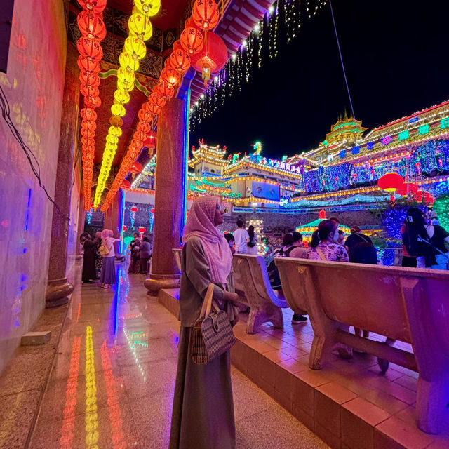 mesmerizing lights display at kek lok si penang